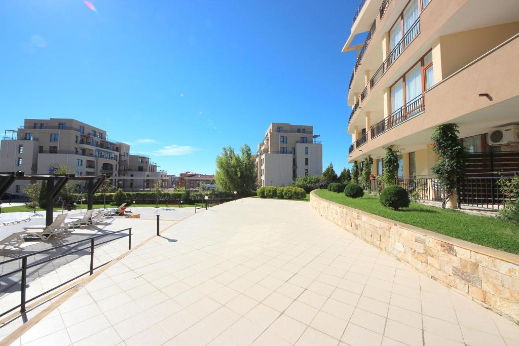 Menada Luxor Apartments Sveti Vlas Luaran gambar