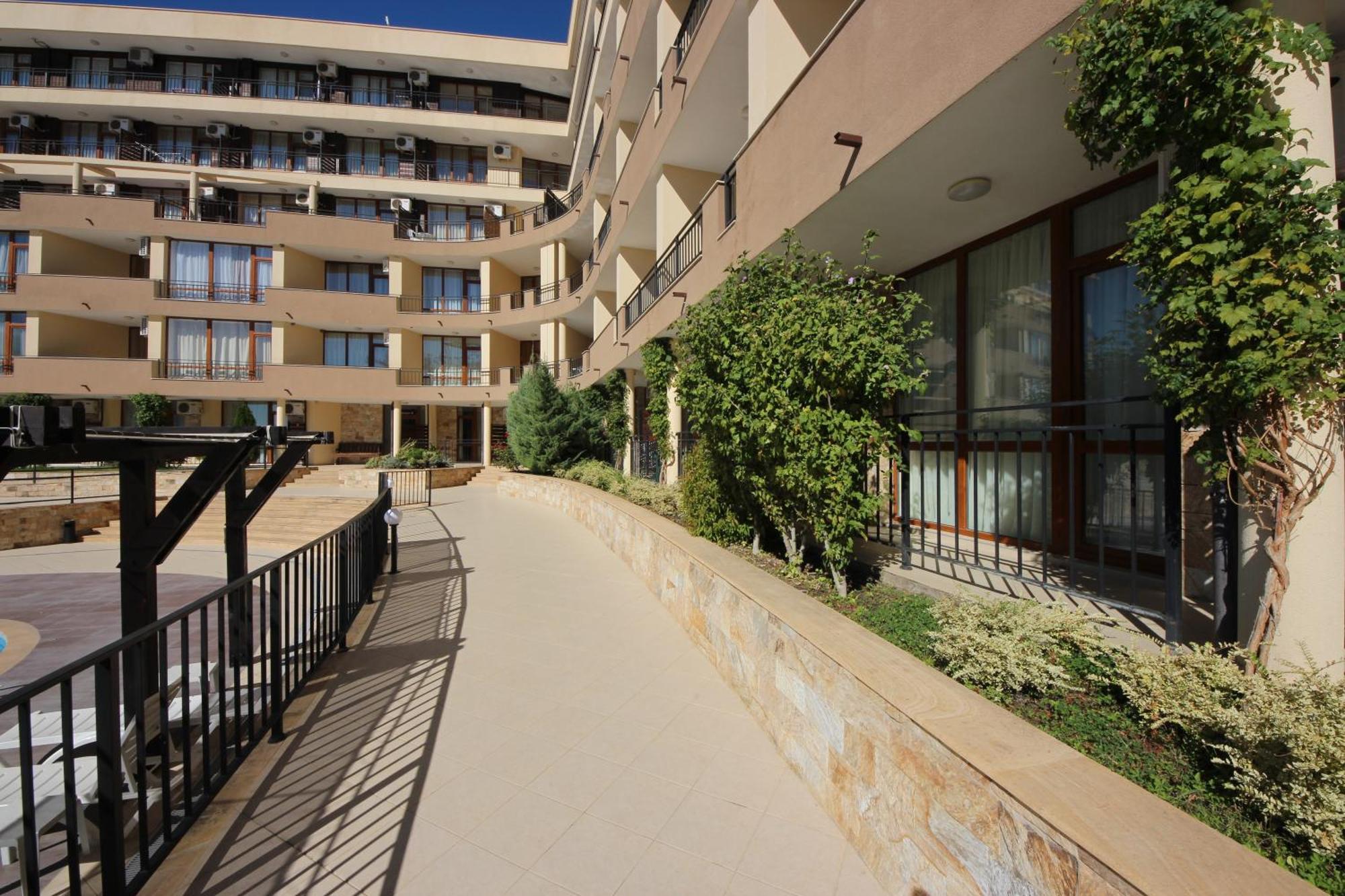 Menada Luxor Apartments Sveti Vlas Luaran gambar