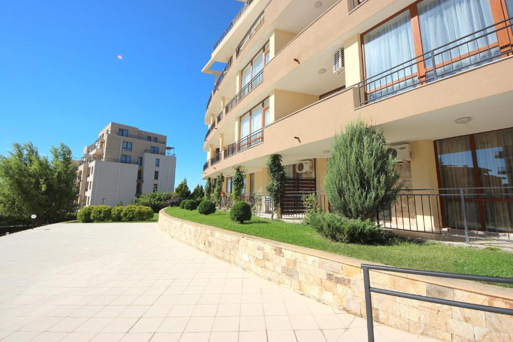 Menada Luxor Apartments Sveti Vlas Luaran gambar