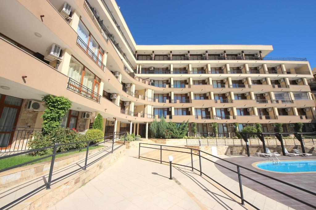 Menada Luxor Apartments Sveti Vlas Luaran gambar